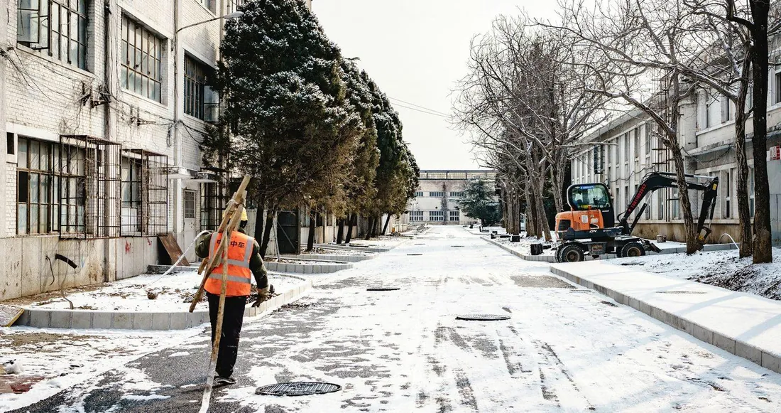 Εργαζόμενος με ανακλαστικό γιλέκο σε χιονισμένο δρόμο